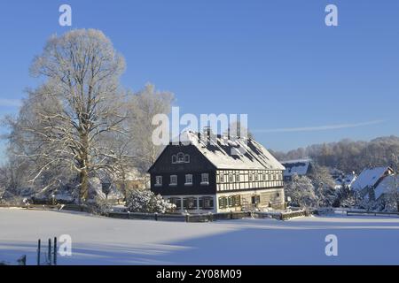 Casa lusaziana superiore in sassone. Casa in legno in Sassonia, in inverno Foto Stock