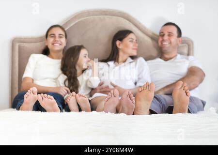 Felice la donna incinta con il marito e due figli Foto Stock