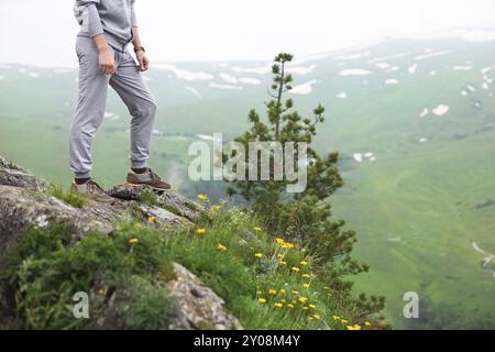 Hipster uomo sulla cima della montagna. Close up Foto Stock