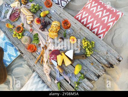 Vista superiore picnic sulla spiaggia tabella. Beach Party Foto Stock