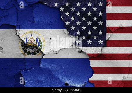 Bandiere di El Salvador e degli Stati Uniti dipinte su un muro incrinato Foto Stock