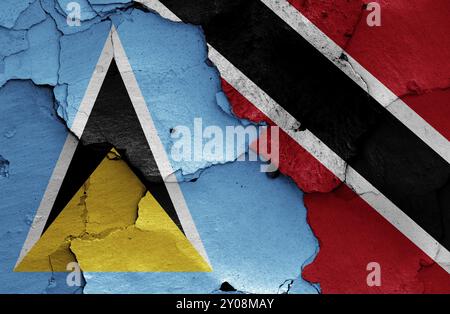 Bandiere di Santa Lucia e Trinidad e Tobago dipinte parete incrinata Foto Stock