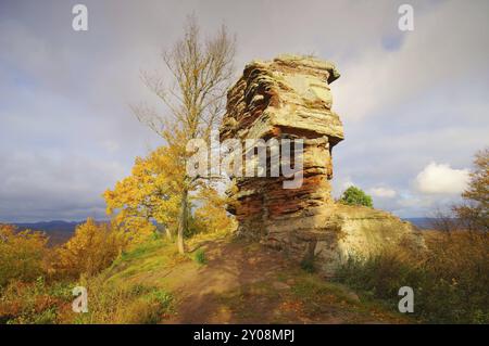 Castello di Anebos in autunno nella foresta del Palatinato, castello di Anebos nella foresta del Palatinato in autunno, Germania, Europa Foto Stock