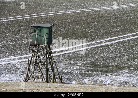 Campo con piste da neve e nascondiglio rialzato Foto Stock