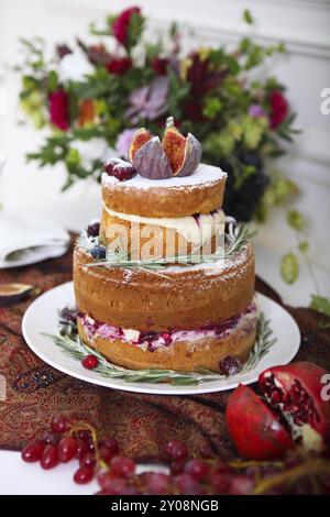 Tabella di dessert per un matrimonio. Torta, tortine, dolcezza, frutta e fiori Foto Stock