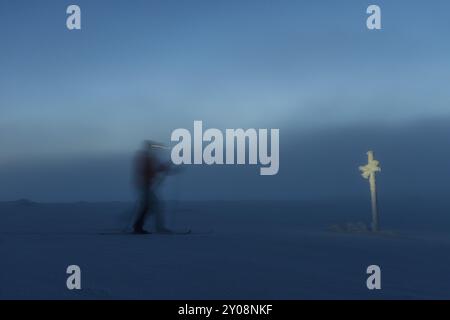 Sciatori sulla montagna Dundret nella nebbia serale, Gaellivare, Norrbotten, Lapponia, Svezia, novembre 2012, Europa Foto Stock