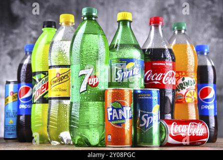 Bottiglie di global marchi di bevande analcoliche inclusi i prodotti della Coca Cola Company e Pepsico Foto Stock