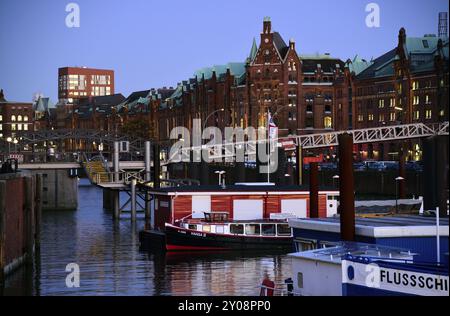Europa, Germania, Amburgo, storico quartiere dei magazzini, vista dal canale doganale agli ex magazzini di mattoni, Amburgo, Amburgo, Repubblica Federale Foto Stock