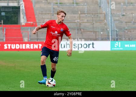 Nils Ortel (SpVgg Unterhaching, 49) mit Ball, SpVgg Unterhaching vs. Rot-Weiss Essen, Fussball, 3. Liga, 4. Spieltag, Saison 24/25, 01.09.2024, LE NORMATIVE DFL VIETANO QUALSIASI USO DI FOTOGRAFIE COME SEQUENZE DI IMMAGINI, foto: Eibner-Pressefoto/Jenni Maul Foto Stock