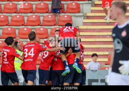 Jubel zum Tor zum 2:0 durch Tim Knipping (SpVgg Unterhaching, 34), SpVgg Unterhaching vs. Rot-Weiss Essen, Fussball, 3. Liga, 4. Spieltag, Saison 24/25, 01.09.2024, LE NORMATIVE DFL VIETANO QUALSIASI USO DI FOTOGRAFIE COME SEQUENZE DI IMMAGINI, foto: Eibner-Pressefoto/Jenni Maul Foto Stock