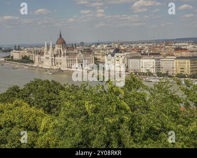 Ampia vista su Budapest con l'impressionante edificio del parlamento e il fiume, budapest, danubio, ungheria Foto Stock