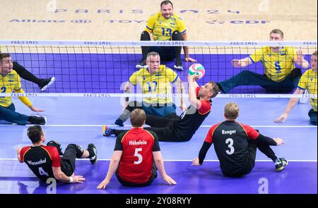 Parigi, Francia. 1 settembre 2024. Paralimpiadi, Parigi 2024, pallavolo in seduta, Arena Paris Nord, uomini, Ucraina - Germania, Torben Schiewe dalla Germania gioca la palla. Credito: Julian Stratenschulte/dpa/Alamy Live News Foto Stock