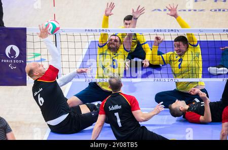 Parigi, Francia. 1 settembre 2024. Paralimpiadi, Parigi 2024, pallavolo in seduta, Arena Paris Nord, uomini, Ucraina - Germania, Dominik Albrecht dalla Germania gioca la palla. Credito: Julian Stratenschulte/dpa/Alamy Live News Foto Stock