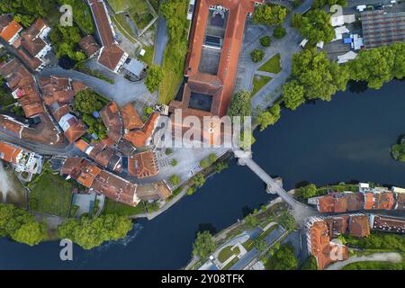 Amarante drone vista aerea dall'alto con bella chiesa e ponte In Portogallo all'alba Foto Stock