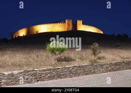 Castello del villaggio di Arraiolos con luci di notte ad Alentejo, Portogallo, Europa Foto Stock