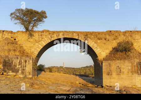 Distrutto ponte abbandonato Ajuda che attraversa il fiume Guadiana tra la Spagna E Portogallo Foto Stock