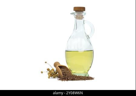 Olio di lino in decanter di vetro e semi di lino in paletta di legno e mazzo di piante di lino isolate su fondo bianco. Linum usitatissimum (lino comune) Foto Stock