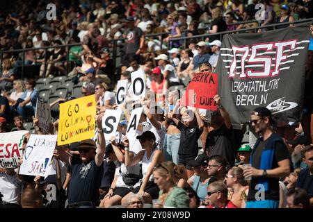 Berlino, Germania, 1 settembre 2024. Una vista delle vivaci bancarelle dello Stadio Olimpico di Berlino il 1° settembre 2024, durante la riunione ISTAF. Tra la folla, i tifosi stanno mostrando numerosi cartelli e striscioni fatti in casa, che presentano in modo preminente applausi come "Go gina Lückenkemper". Con questi cartelli colorati, gli spettatori stanno sostenendo la migliore velocista tedesca Gina Lückenkemper nel suo evento casalingo e creando un'atmosfera vivace. Crediti: Felix Wolf/Alamy Live News Foto Stock