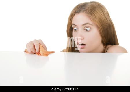 La donna in preda al panico cercando di pulire i germi dalla sua scrivania, isolato in bianco Foto Stock