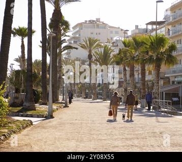 Passeggiata sulla spiaggia con passeggini a Sitges, Spagna, Europa Foto Stock