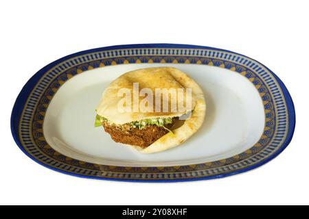 Un delizioso panino pita su un piatto isolato su sfondo bianco, un tipico spuntino medio-orientale o un pasto Foto Stock