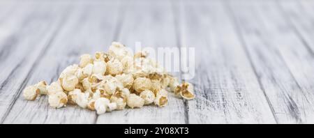 Fresche fatte di popcorn su un sfondo vintage come dettagliato di close-up shot Foto Stock