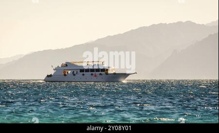 Grande barca sullo sfondo di alte montagne in Egitto Dahab Foto Stock