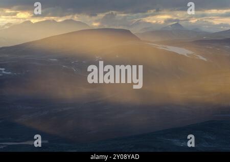 Doccia a pioggia serale nel Parco Nazionale Dovrefjell-Sunndalsfjella, Oppland Fylke, Norvegia, settembre 2011, Europa Foto Stock