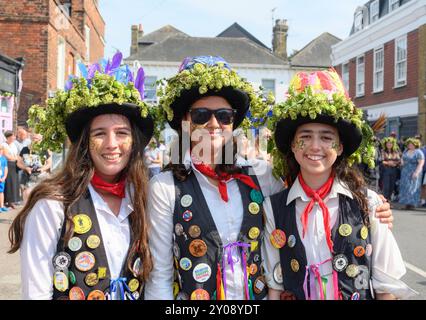 Faversham, Kent, Regno Unito. 1 settembre 2024. Secondo giorno dell'annuale Faversham Hop Festival, celebrato in tutta la città con musica, bancarelle di artigianato e balli Morris. Membri dei Dead Horse Morris e dei Broom Bashers crediti: Phil Robinson/Alamy Live News Foto Stock