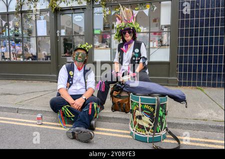 Faversham, Kent, Regno Unito. 1 settembre 2024. Secondo giorno dell'annuale Faversham Hop Festival, celebrato in tutta la città con musica, bancarelle di artigianato e balli Morris. Membri dei Dead Horse Morris e dei Broom Bashers crediti: Phil Robinson/Alamy Live News Foto Stock