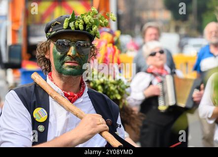 Faversham, Kent, Regno Unito. 1 settembre 2024. Secondo giorno dell'annuale Faversham Hop Festival, celebrato in tutta la città con musica, bancarelle di artigianato e balli Morris. Membri dei Dead Horse Morris e dei Broom Bashers crediti: Phil Robinson/Alamy Live News Foto Stock