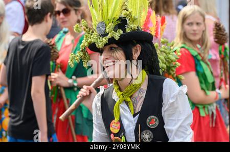 Faversham, Kent, Regno Unito. 1 settembre 2024. Secondo giorno dell'annuale Faversham Hop Festival, celebrato in tutta la città con musica, bancarelle di artigianato e balli Morris. Membri dei Dead Horse Morris e dei Broom Bashers crediti: Phil Robinson/Alamy Live News Foto Stock