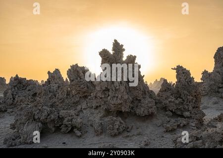 Tramonto intorno ai camini vulcanici del lago Abbe, alias Lac Abbe Bad, Gibuti, Africa orientale, Corno d'Africa Foto Stock