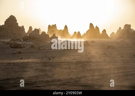 Tramonto intorno ai camini vulcanici del lago Abbe, alias Lac Abbe Bad, Gibuti, Africa orientale, Corno d'Africa Foto Stock