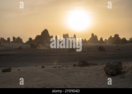 Tramonto intorno ai camini vulcanici del lago Abbe, alias Lac Abbe Bad, Gibuti, Africa orientale, Corno d'Africa Foto Stock