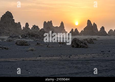 Tramonto intorno ai camini vulcanici del lago Abbe, alias Lac Abbe Bad, Gibuti, Africa orientale, Corno d'Africa Foto Stock