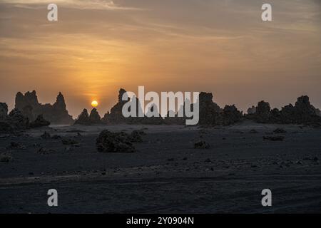 Tramonto intorno ai camini vulcanici del lago Abbe, alias Lac Abbe Bad, Gibuti, Africa orientale, Corno d'Africa Foto Stock