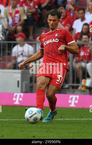 Monaco, Germania. 1 settembre 2024. MONACO, GERMANIA - 1 SETTEMBRE: Max Rosenfelder del SC Freiburg durante la partita di Bundesliga tra il Bayern Muenchen e il Freiburg all'Allianz Arena il 1° settembre 2024 a Monaco, Germania.240901 SEPA 24 021 - 20240901 PD15858 credito: APA-PictureDesk/Alamy Live News Foto Stock