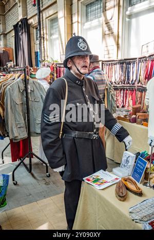 Abbigliamento vintage della polizia al popolare festival Vintage by the Sea 2024 di Morecambe Foto Stock