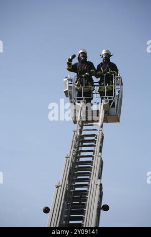 Vigili del fuoco con autorespiratore durante un esercizio di addestramento Foto Stock