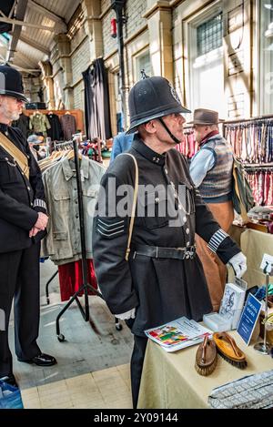 Abbigliamento vintage della polizia al popolare festival Vintage by the Sea 2024 di Morecambe Foto Stock