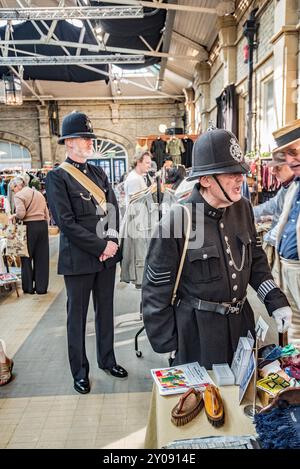 Abbigliamento vintage della polizia al popolare festival Vintage by the Sea 2024 di Morecambe Foto Stock