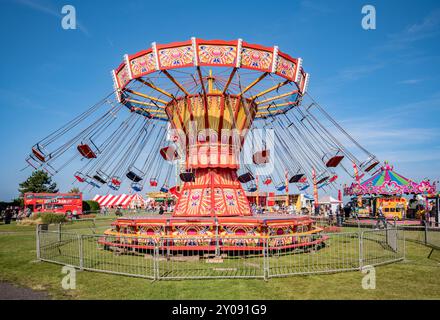 Il popolare festival Vintage by the Sea 2024 di Morecambe includeva giostre. Foto Stock