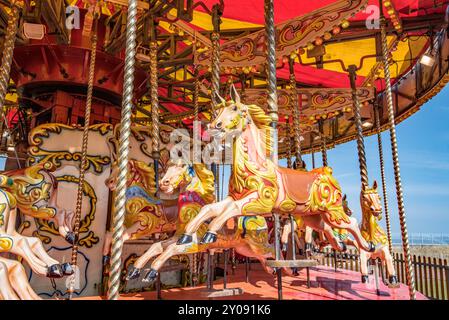 Rotatoria e fiera del divertimento al popolare festival Vintage by the Sea 2024 di Morecambe. Foto Stock