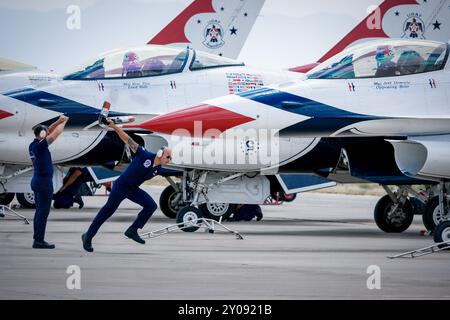 Gli US Air Force Thunderbirds si esibiscono al Legacy of Liberty Airshow del 2024 presso la Holloman Air Force base vicino ad Alamogordo, New Mexico. Foto Stock