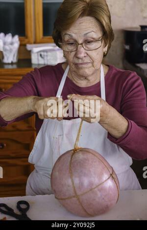 Cosido de los enbutidos, matanza tradicional del cerdo, llucmajor, Mallorca, isole baleari, Spagna, Europa Foto Stock