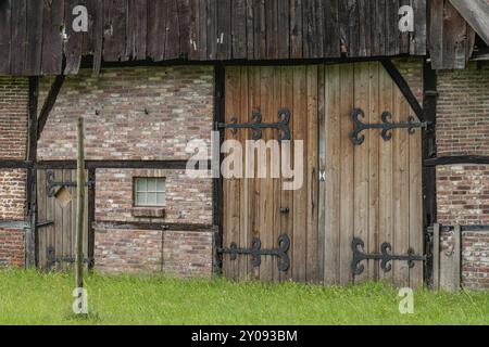 Primo piano del fienile rustico con grandi porte in legno e struttura in mattoni, Eibergen, Gheldria, Paesi Bassi Foto Stock