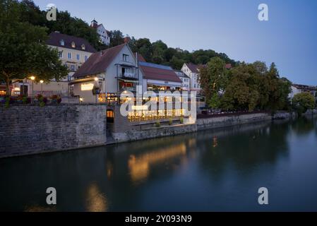 Vista d'estate dal ponte Neckar alla birreria all'orto Neckarmueller, al ristorante El Chico, la sera, al crepuscolo, dall'atmosfera suggestiva, ora blu, Tuebingen, male Foto Stock