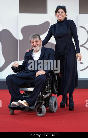 Venezia, Italia. 1 settembre 2024. L'autore Marcelo Rubens Paiva e la regista brasiliana Barbara Paz assistono ad un Red carpet del film Here' (Ainda Estou Aqui) alla 81a Mostra Internazionale d'Arte cinematografica di Venezia il 1° settembre 2024 a Venezia. (Foto di Gian Mattia D'Alberto/LaPresse) credito: LaPresse/Alamy Live News Foto Stock