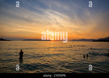 Tramonto colorato sulla Riviera di Makarska, famosa costa turistica del Mare Adriatico nella contea di Spalato-Dalmazia della Repubblica di Croazia Foto Stock